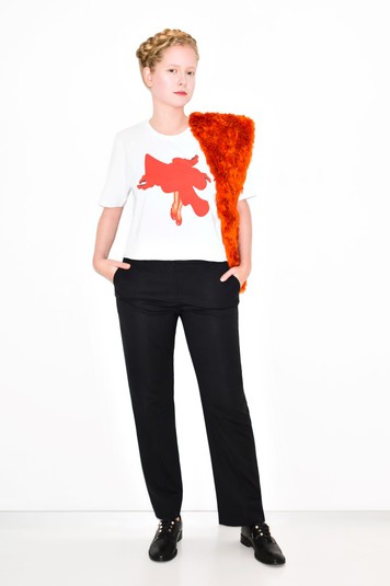 Анна Октябрь в футболке Николая Карабиновича. Принт Николая Карабиновича демонстрирует красоту как она есть: красивые женские ноги, туфли на каблуках, разлетающаяся алая юбка. Яркий красный цвет тут является одновременно как символом красоты, так и символом нависшей опасности – скоротечности той самой красоты.