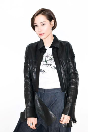 Наталья Каменская в футболке Катерины Ермолаевой. Принт Катерины Ермолаевой посвящен теме безопасного секса, которая читается через метафору жизни и смерти цветов в оранжерее и за ее границами.