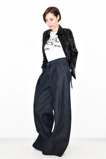 Наталья Каменская в футболке Катерины Ермолаевой. Принт Катерины Ермолаевой посвящен теме безопасного секса, которая читается через метафору жизни и смерти цветов в оранжерее и за ее границами.