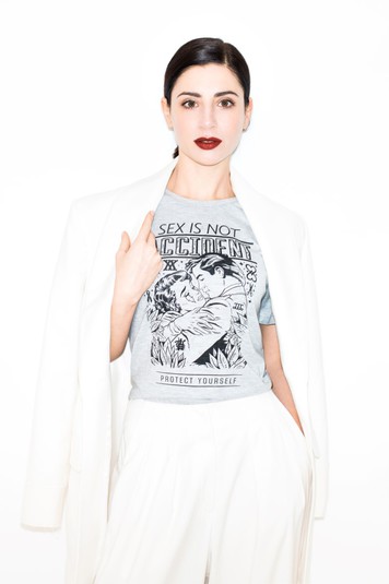 Светлана Бевза в футболке Сергея Якименко. Принт Сергея Якименко апеллирует к теме безопасного секса, говоря, что «Секс – это не случайность, и необходимо защищать себя». Стилистика изображения базируется на эстетике комиксов средины ХХ века.
