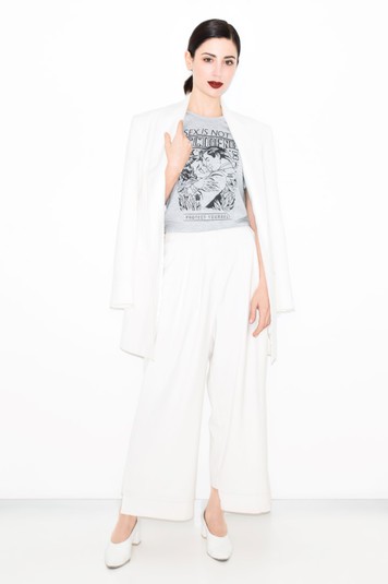 Светлана Бевза в футболке Сергея Якименко. Принт Сергея Якименко апеллирует к теме безопасного секса, говоря, что «Секс – это не случайность, и необходимо защищать себя». Стилистика изображения базируется на эстетике комиксов средины ХХ века.