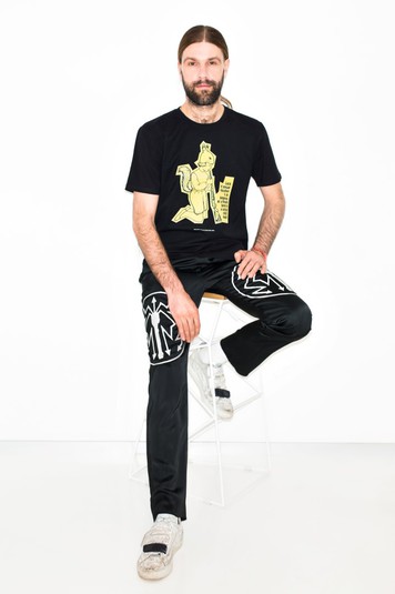 Саша Каневский в футболке Даниила Галкина. Принты Даниила Галкина основываются на серии художника "БДСМ-2222". Она побуждает задуматься о важности сексуального воспитания с раннего возраста, так как «сексуальная необразованность так же опасна, как и дуло огнестрельного оружия во рту любознательного ребенка". БДСМ – название проекта на русском языке: «Берегите(сь) Детей: Соблазнительные Малявы», оно образует аббревиатуру БДСМ и подчёркивает причастность к психосексуальной субкультуре.