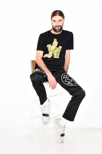 Саша Каневский в футболке Даниила Галкина. Принты Даниила Галкина основываются на серии художника "БДСМ-2222". Она побуждает задуматься о важности сексуального воспитания с раннего возраста, так как «сексуальная необразованность так же опасна, как и дуло огнестрельного оружия во рту любознательного ребенка". БДСМ – название проекта на русском языке: «Берегите(сь) Детей: Соблазнительные Малявы», оно образует аббревиатуру БДСМ и подчёркивает причастность к психосексуальной субкультуре.