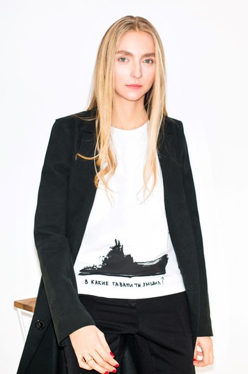 Ксения Шнайдер в футболке Романа Михайлова. Принт Романа Михайлова базируется на изображении, которое входит в обширный цикл его работ «Черное море». На нем изображен черный силуэт корабля с авторской надписью «В какие гавани ты заходил?». Принт связан с темой безопасного секса. Он говорит о том, что если даже ты можешь доверять своему партнеру, ты не можешь быть уверен во всех его предыдущих партнерах.