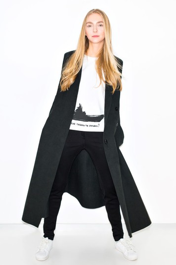 Ксения Шнайдер в футболке Романа Михайлова. Принт Романа Михайлова базируется на изображении, которое входит в обширный цикл его работ «Черное море». На нем изображен черный силуэт корабля с авторской надписью «В какие гавани ты заходил?». Принт связан с темой безопасного секса. Он говорит о том, что если даже ты можешь доверять своему партнеру, ты не можешь быть уверен во всех его предыдущих партнерах.