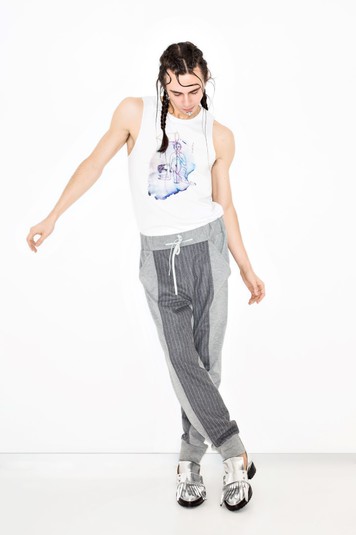 Жан Грицфельд в футболке Kinder Album. На принте Kinder Album изображена женщина, поднимающая над головой презерватив на флагштоке. Она это делает так же, как поднимают свои флаги государства во время торжественных событий. Только в данном случае этот ритуал проводится в честь отношений, любви, секса.