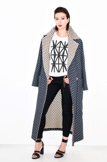 Елена Буренина в футболке Дарьи Кольцовой. Принт Дарьи Кольцовой основывается на ее проекте «Теория защиты», за который она получила Гран-при конкурса молодых художников «МУХи 2015». Оригинальная работа включает аудио, фото и инсталляцию, созданную из стекла и черной изоленты. Изучив архивные фотографии и современные снимки из зоны АТО с изображением окон заклеенных лентой, художница создала выразительный паттерн, воспроизведенный изолентой на стеклах. Люди заклеивают лентой окна в надежде уберечься от осколков, разлетающихся при взрыве стекла от ударной волны. На самом деле это дает очень призрачную надежду на защиту. В адаптации для футболок идею защиты художница переносит в плоскость сексуальных отношений, создавая символ защиты хрупкой человеческой жизни от рискованных связей.