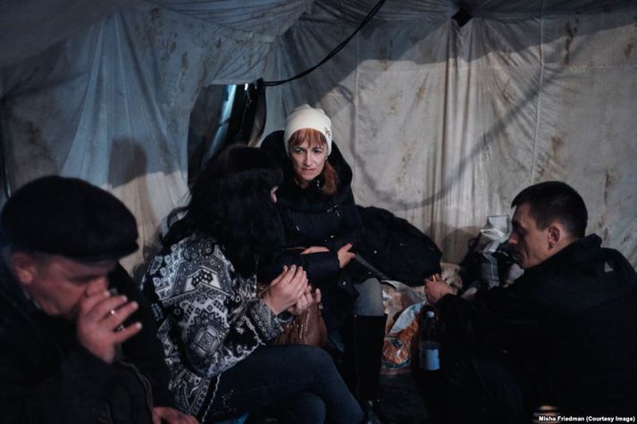 Біля станції обігріву для безпритульних, Ольга слухає дівчину, яку вигнали з дому її батьки.