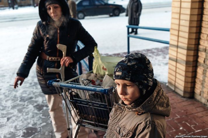 Алла зі своїм сином отримали бакалію, оплачену неурядовою організацією, яка допомагає наркозалежним вимушеним переселенцям. ВІЛ-інфікована Алла покинула свою домівку на околиці Донецька під час бойових дій, і тепер живе з сином у Краматорську на Донеччині.