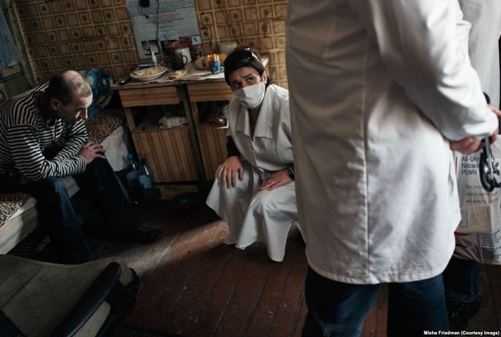 Яна, соціальний працівник, відвідує ВІЛ-позитивного хворого, який проходить лікування від туберкульозу в Донецьку. ВІЛ-інфіковані особливо вразливі щодо таких захворювань, як туберкульоз.