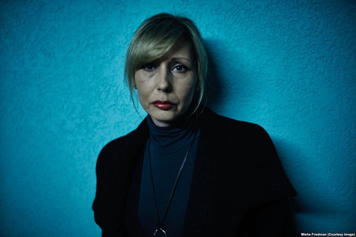 Ольга знає про свій ВІЛ-позитивний статус протягом майже 20 років. Вона була соціальним працівником, допомагала молодим жінкам в її рідному місті Донецьку. Але після того, як вона відкрито виступала проти режиму угруповання «ДНР», вона була змушена втікати, залишивши все своє майно. Її квартира на разі зайнята бойовиками, а сама Ольга живе у тимчасовому притулку в Одесі. Ольга зізналася фотографу Міші Фрідману, що вона намагалася накласти на себе руки.