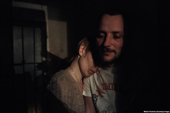 Світлана зустрілася у Києві зі своїм чоловіком, Олексієм, після місяців, які він провів у полоні бойовиків. Олексій приховав свій статус ВІЛ-позитивного, тож Світлана змушена була нишком приносити йому препарати.