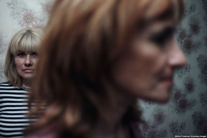 Яна (зліва), 40 років, зі своїм соціальним працівником Ольгою. Яна нещодавно вийшла з в'язниці і Ольга допомагає їй пристосуватися до повсякденного життя в Маріуполі.