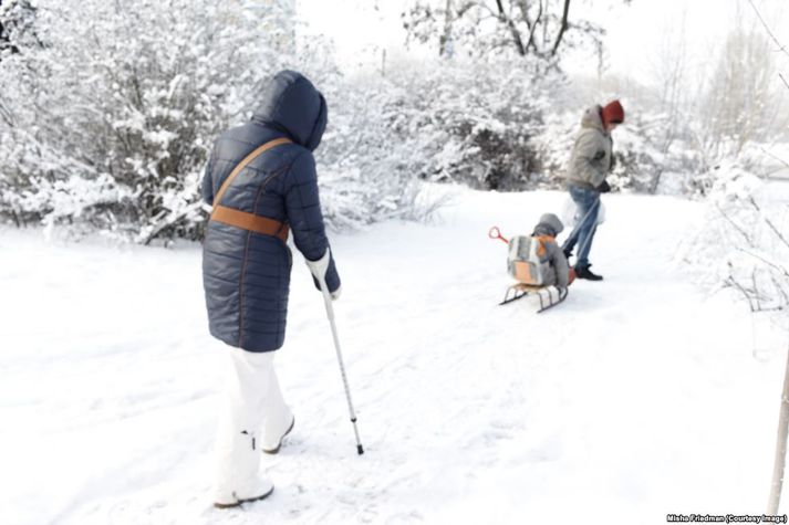 Алла отримала свою щоденну дозу метадону, в рамках програми-підтримки наркозалежних, і йде до свого помешкання. Підтримувані Росією бойовики зайняли жорстку позицію щодо наркозалежних, чим унеможливили проведення подібної програми на підконтрольних їм територіях.