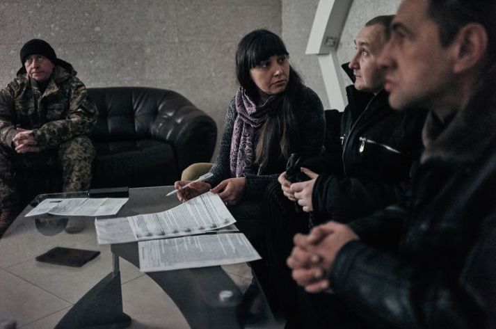 Olga, an outreach worker with Svitanok, works with people fleeing rebel-controlled areas. Here, she is seen helping someone rent an apartment in Krasnoarmeisk in 2016. Ukraine, 2016.