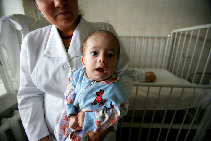 Киев, 12 августа 2005 г. Брошенные ВИЧ-позитивные дети в инфекционном отделении детской больницы № 1 г. Киева.