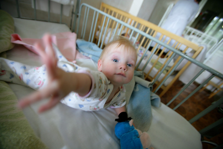 Киев, 12 августа 2005 г. Брошенные ВИЧ-позитивные дети в инфекционном отделении детской больницы № 1 г. Киева.