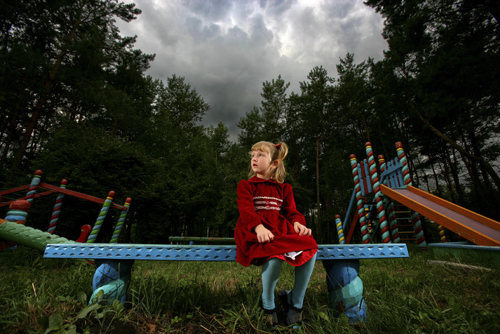 Надя - шестилетняя ВИЧ-позитивная девочка в Киевском доме ребенка «Березка». Она живет с ВИЧ уже несколько лет и сейчас стала принимать антиретровирусную терапию благодаря средствам Глобального Фонда. Надя намного старше 20 других ВИЧ- позитивных детей в приюте, ее шансы быть усыновленной очень низки. Несмотря на это она яркая и независимая девочка, очень приветливая ко всем гостям. В этом деском доме находятся дети в возрасте до 4 лет.