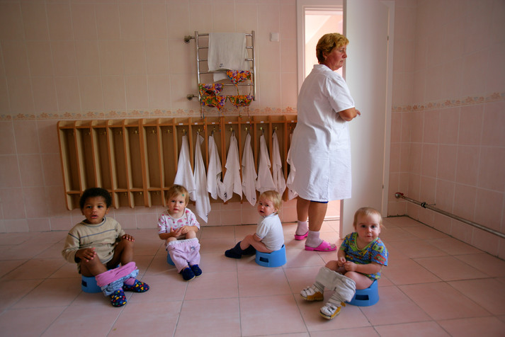 Киев, 12 августа 2005 г. ВИЧ-позитивные дети в Киевском доме ребенка «Березка». На данный момент здесь живет 21 брошенный ВИЧ-позитивный ребенок. В доме ребенка находятся дети до четырех лет.