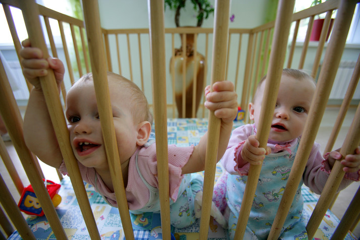 Киев, 12 августа 2005 г. ВИЧ-позитивные дети в Киевском доме ребенка «Березка». На данный момент здесь живет 21 брошенный ВИЧ-позитивный ребенок. В доме ребенка находятся дети до четырех лет.