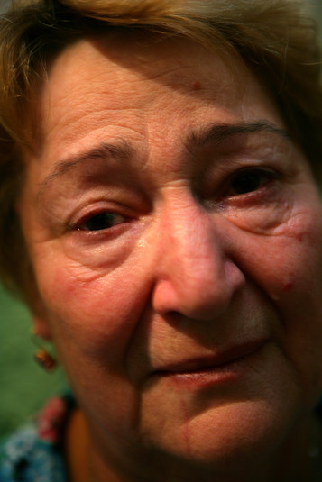 Полтава, 12 августа 2005 г.
В маленькой квартире бедного района Полтавы Алла, мама двух потребителей инъекционных наркотиков, сидит и плачет. Слезы текут по ее щекам от беспомощности. Более 15 лет она живет в такой обстановке.