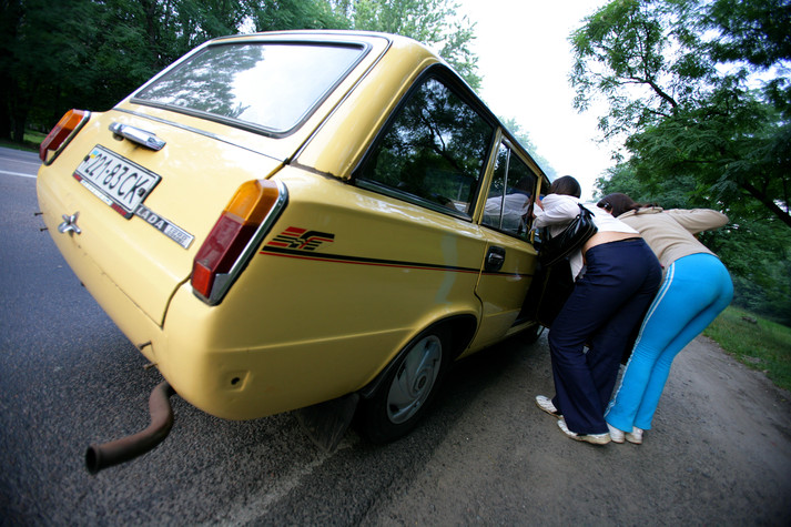 Полтава, 12 августа 2005 г.
Придорожные работницы коммерческого секса договариваются с потенциальным клиентом, который остановился возле них на трассе, ведущей в Полтаву.