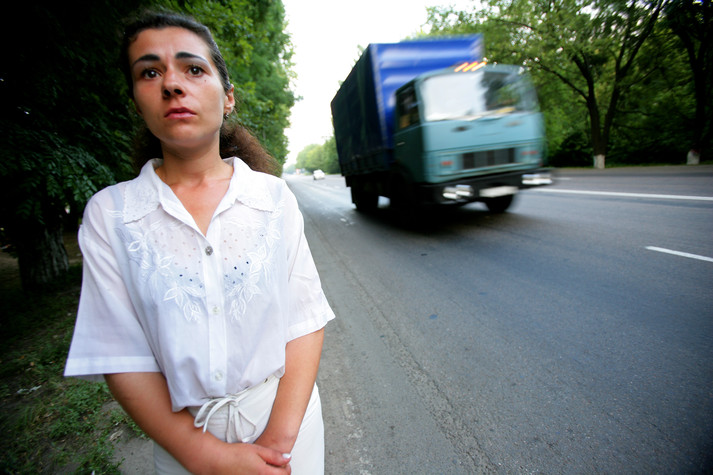 Полтава, 12 августа 2005 г.
Ира, 29 лет, наркозависимая работница коммерческого секса. У нее два сына, одному из которых 14 лет, другому – 9. Она работает на главной трассе, ведущей в Полтаву, поскольку это – единственный способ заработать, чтобы прокормить своих детей. Она зарабатывает около 5 долларов за оральный секс и около 8 долларов за обычный секс. Она утверждает, что у нее есть постоянные клиенты, многие из которых – местные чиновники или сотрудники милиции. Ира говорит, что всегда настаивает на использовании презервативов, которые получает в местной неправительственной организации.