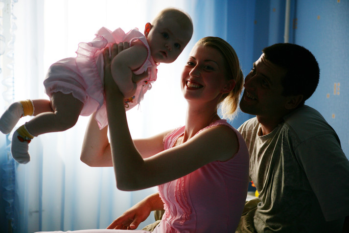 Полтава, 12 августа 2005 г.
Рома, 30 лет, со своей женой Леной, 22 года и их пятимесячным ребенком. Рома – бывший потребитель инъекционных наркотиков, который встретил Лену в реабилитационном лагере. Лена – психолог. Несмотря на рецидивы, в ожидании рождения их ребенка, Рома уже 9 месяцев не употребляет наркотики и очень старается держаться ради своей новой семьи.