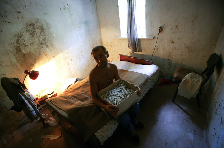 Донецк, 16 августа 2005 г.
Саша, 33 года, 12 лет употреблял наркотики перед тем, как уверовал в Бога. Он верит, что Бог нашел его и спас от самого себя. Он продолжает торговать наркотиками, но теперь он собирает иглы в рамках программы обмена шприцов в Донецке. Он выдает чистые шприцы своим постоянным клиентам – это идеальная формула для обмена игл. Пока он употреблял наркотики, он практически разрушил дом, в котором сейчас находится. Теперь он пытается восстановить его.