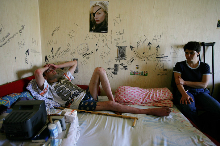 Донецк, 16 августа 2005 г.
Володя, 37 лет, ВИЧ-позитивный, бывший потребитель инъекционных наркотиков. Его навещает Яна, местный волонтер общественной организации, которая заботиться о нем. В Донецке один из самых высоких уровней ВИЧ-инфицирования в Украине. Хотя для ВИЧ-позитивных людей нет специализированного стационарного отделения. ВИЧ-инфицированным пациентам приходится лечиться, без ухода и поддержки. Из-за СПИДа Володя потерял жену, его сыновья-близнецы отреклись от него, они живут с его отцом. Брат прячет Володю в этой квартире и боится, что его бросит жена, когда узнает о его помощи брату. Она против всего, что связано с ВИЧ и будет против, если узнает, что ее муж заботиться о ВИЧ-позитивном брате. Володя принимает антиретровирусную терапию благодаря программе Глобального Фонда. Для него нет другой доступной медицинской помощи, кроме донорских программ.