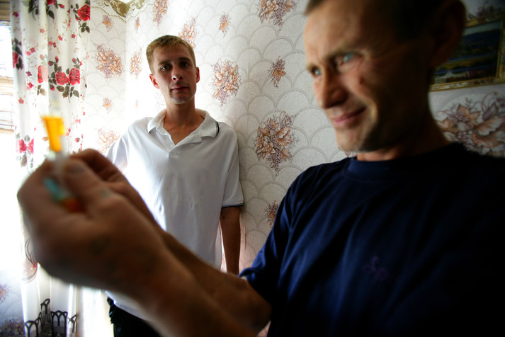 Донецк, 17 августа 2005 г.
Виталий, 53 года, (справа) и его сын Александр, 23 года. Виталий употребляет наркотики уже более 30 лет, а Александр с 16 лет. Они готовят наркотик для своей первой дозы на сегодня.