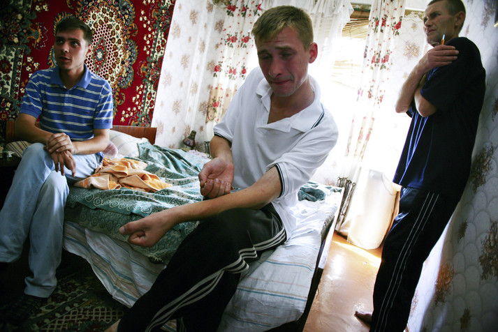 Донецк, 17 августа 2005 г.
Виталий, 53 года (справа), его сын Александр, 23 года, и Максим, 23 года (слева). Виталий употребляет наркотики уже более 30 лет, а Александр и Максим с 16 лет. Они готовят наркотик для первой дозы на сегодня. Отец Максима регулярно приносит ему деньги, чтобы его сына не посадили в тюрьму.