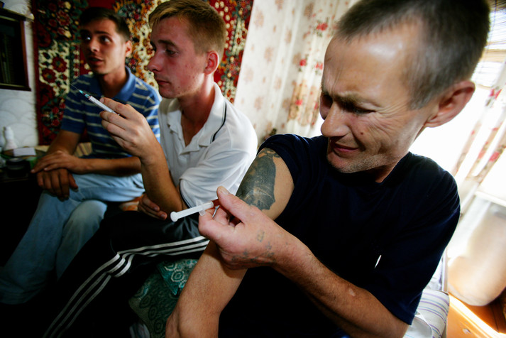 Донецк, 17 августа 2005 г.
Виталий, 53 года (справа), его сын Александр, 23 года, и Максим, 23 года (слева). Виталий употребляет наркотики уже более 30 лет, а Александр и Максим с 16 лет. Они готовят наркотик для первой дозы на сегодня. Отец Максима регулярно приносит ему деньги, чтобы его сына не посадили в тюрьму.