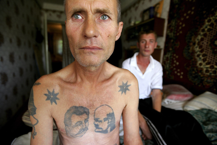 Донецк, 17 августа 2005 г.
Виталий, 53 года (справа) и его сын Александр, 23 года. Виталий употребляет наркотики уже более 30 лет, а Александр с 16 лет.