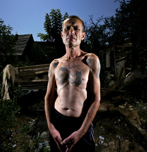 Донецк, 17 августа 2005 г.
Виталий, 53 года, употребляет наркотики уже более 30 лет. Он и его сын - ВИЧ-позитивные. Виталий говорит, что он жив благодаря наркотикам. Но единственное, на что он надеется, что со временем его сын образумится и бросит наркотики.