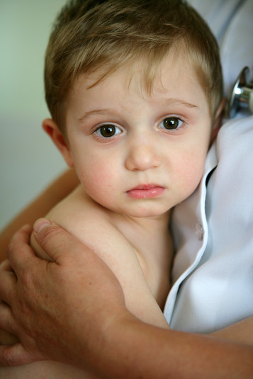 Донецк, 17 августа 2005 г.
Кадры из специализированного дома ребенка в Макеевке для детей, больных СПИДом. Это единственное медицинское учреждение такого рода в Украине. На данный момент в нем проживают 88 детей, у некоторых из них подтвержден диагноз ВИЧ. В детском доме делают акцент на том, чтобы научить детей жить нормальной жизнью, несмотря на их ВИЧ-статус. Сегрегация в Украине – это единственный способ избежать стигматизации этих детей обществом. Ко многим из них относились очень предвзято до того, как они попали в детский дом.