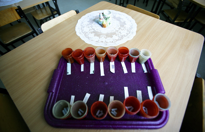 Донецк, 17 августа 2005 г.
Кадры из специализированного дома ребенка в Макеевке для детей, больных СПИДом. Это единственное медицинское учреждение такого рода в Украине. На данный момент в нем проживают 88 детей, у некоторых из них подтвержден диагноз ВИЧ. В детском доме делают акцент на том, чтобы научить детей жить нормальной жизнью, несмотря на их ВИЧ-статус. Сегрегация в Украине – это единственный способ избежать стигматизации этих детей обществом. Ко многим из них относились очень предвзято до того, как они попали в детский дом.