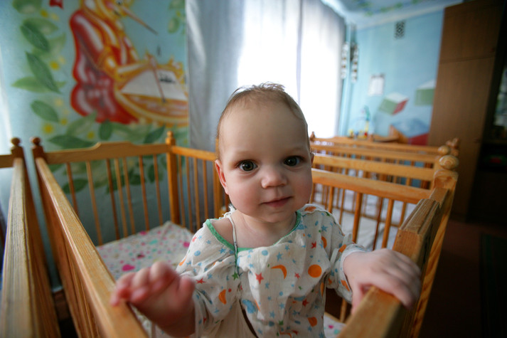 Донецк, 17 августа 2005 г.
Кадры из специализированного дома ребенка в Макеевке для детей, больных СПИДом. Это единственное медицинское учреждение такого рода в Украине. На данный момент в нем проживают 88 детей, у некоторых из них подтвержден диагноз ВИЧ. В детском доме делают акцент на том, чтобы научить детей жить нормальной жизнью, несмотря на их ВИЧ-статус. Сегрегация в Украине – это единственный способ избежать стигматизации этих детей обществом. Ко многим из них относились очень предвзято до того, как они попали в детский дом.