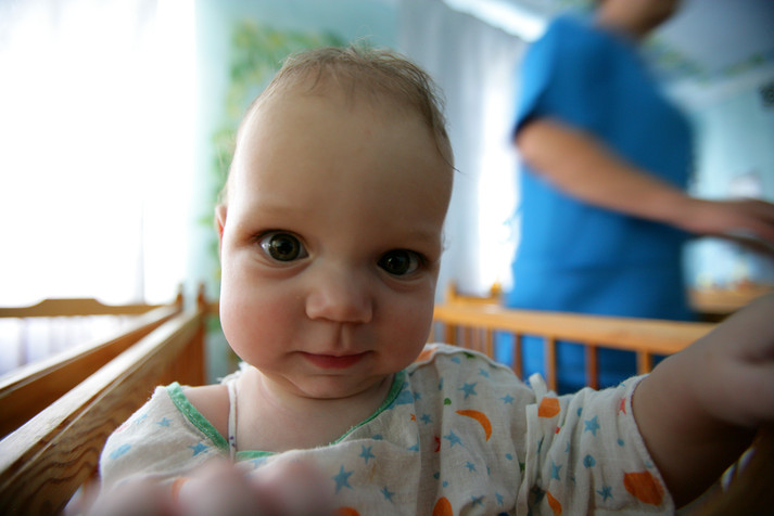 Донецк, 17 августа 2005 г.
Кадры из специализированного дома ребенка в Макеевке для детей, больных СПИДом. Это единственное медицинское учреждение такого рода в Украине. На данный момент в нем проживают 88 детей, у некоторых из них подтвержден диагноз ВИЧ. В детском доме делают акцент на том, чтобы научить детей жить нормальной жизнью, несмотря на их ВИЧ-статус. Сегрегация в Украине – это единственный способ избежать стигматизации этих детей обществом. Ко многим из них относились очень предвзято до того, как они попали в детский дом.