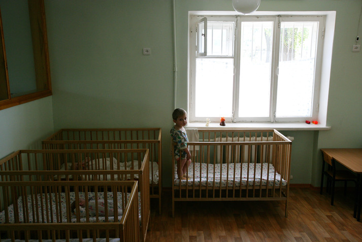 Донецк, 17 августа 2005 г.
Кадры из специализированного дома ребенка в Макеевке для детей, больных СПИДом. Это единственное медицинское учреждение такого рода в Украине. На данный момент в нем проживают 88 детей, у некоторых из них подтвержден диагноз ВИЧ. В детском доме делают акцент на том, чтобы научить детей жить нормальной жизнью, несмотря на их ВИЧ-статус. Сегрегация в Украине – это единственный способ избежать стигматизации этих детей обществом. Ко многим из них относились очень предвзято до того, как они попали в детский дом.