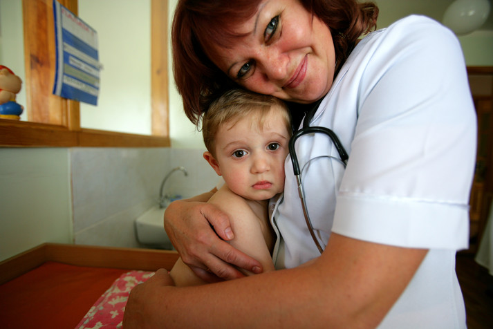 Донецк, 17 августа 2005 г.
Кадры из специализированного дома ребенка в Макеевке для детей, больных СПИДом. Это единственное медицинское учреждение такого рода в Украине. На данный момент в нем проживают 88 детей, у некоторых из них подтвержден диагноз ВИЧ. В детском доме делают акцент на том, чтобы научить детей жить нормальной жизнью, несмотря на их ВИЧ-статус. Сегрегация в Украине – это единственный способ избежать стигматизации этих детей обществом. Ко многим из них относились очень предвзято до того, как они попали в детский дом.