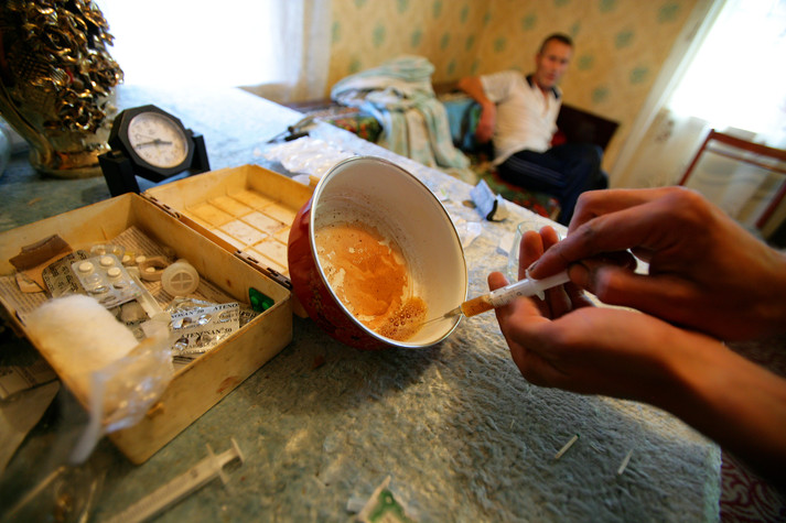 Донецк, 17 августа 2005 г.
Серия снимков о том, как готовят популярный наркотик с жаргонным названием «ширка», который варят потребители инъекционных наркотиков. Главный ингредиент – маковые зерна и маковые головки, которые и содержат опиат.