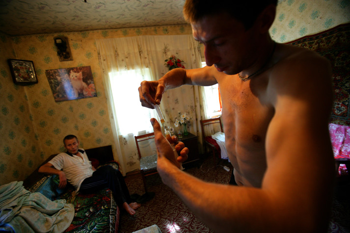 Донецк, 17 августа 2005 г.
Сергей, 28 лет, готовится уколоться, пока Виталий ждет своей очереди на диване. Сергей, провел пять лет в тюрьме за употребление наркотиков.