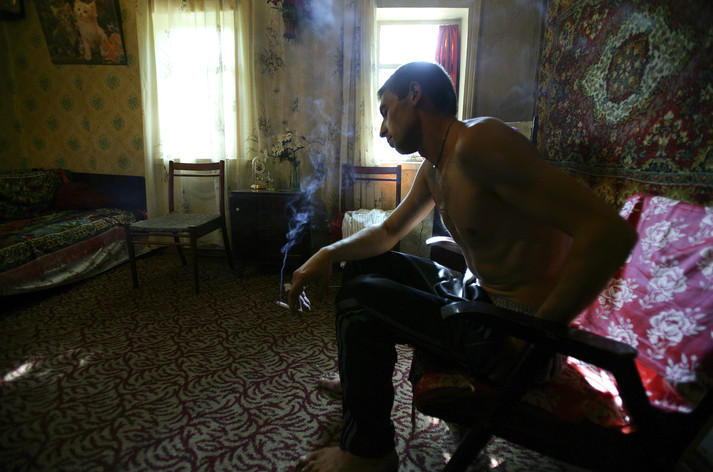 Донецк, 17 августа 2005 г.
Сергей, 28 лет, релаксирует после того, как уколол себе в пах наркотик, сваренный из мака, который в народе называется «ширка».