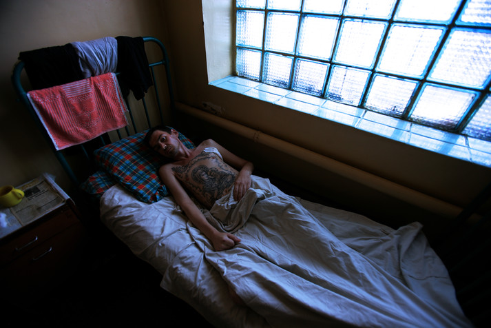 Херсон, 18 августа 2005 г.
Заключенный с тяжелыми последствиями ВИЧ-инфекции в палате интенсивной терапии в больнице для заключенных с ВИЧ/СПИДом херсонской тюрьмы.