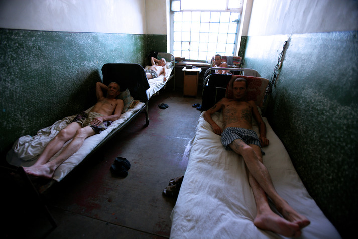 Херсон, 18 августа 2005 г.
Частично отремонтированные палаты в херсонской тюремной больнице для заключенных с ВИЧ/СПИД ожидают дополнительного финансирования для завершения ремонта. Херсонская тюрьма – единственная в Украине, где лечат ВИЧ-позитивных заключенных. Финансирование программ закупки антиретровирусной терапии для заключенных отсутствует. Они знают, что умирают и что для них лечение недоступно. Недавно тюремную больницу немного модернизировали за счет средств, выделенных из местного бюджета, но закончить ремонт нет возможности, поскольку денег больше нет. Оборудования для проведения лабораторных исследований нет, все тесты нужно отправлять в Одессу. За последний год количество заключенных с ВИЧ в этой больнице выросло втрое. Большинство заключенных не знают и очень бояться узнать свой диагноз, поэтому трудно объективно оценить количество ВИЧ-позитивных людей, находящихся в заключении в Украине.