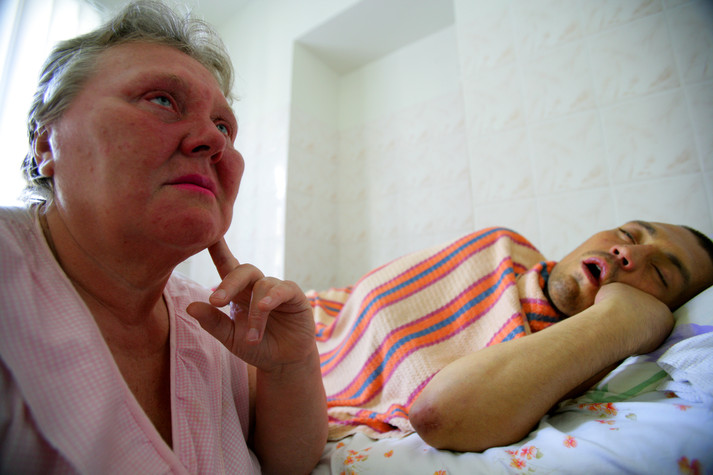 Одесса, 19 августа 2005 г.
Снимки из Одесской больницы для ВИЧ-позитивных пациентов. Мама сидит у кровати своего сына, у которого последняя стадия ВИЧ. Американские военные недавно отремонтировали здание, и большая часть лекарств закупается для этой клиники за средства Глобального Фонда.