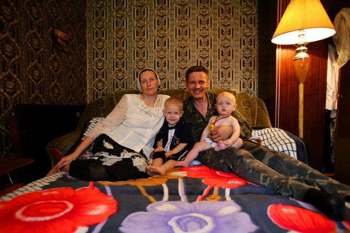 Одесса, 19 августа 2005 г.
Филипп (сидит на колене своего отца) родился 11 месяцев назад как от ВИЧ-позитивной матери. Его статус пока не подтвержден. С Пети, его двухлетнего брата, уже сняли ВИЧ-позитивный статус после повторного отрицательного теста. Их родители, Таня и Сергей – бывшие потребители инъекционных наркотиков, оба ВИЧ-позитивные люди. Они стали очень религиозными и в данный момент не принимают антиретровирусную терапию, глубоко веруя в Божье провидение.