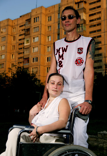 Одесса, 19 августа 2005 г.
Михаил и Диана – оба ВИЧ-позитивные, в прошлом потребители инъекционных наркотиков. Они счастливо живут вместе. Познакомились в больнице для пациентов с ВИЧ/СПИДом в Одессе. У Дианы был сложный перелом ноги, после того как ее сбила машина. Ей необходима операция, но это слишком дорого для нее, поэтому она вынуждена передвигаться в инвалидном кресле. Михаил работает в местной неправительственной организации «Жизнь+» как консультант для ВИЧ-позитивных людей.