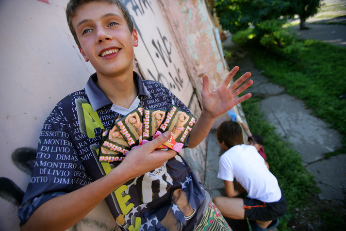 Одесса, 21 августа 2005 г.
Парень, который живет на улице в Одессе, балуется контрацептивами, полученными в местной неправительственной организации «Дорога к дому». Сотрудники этой организации пытаются регулярно навещать этих детей, приносить им еду, презервативы и чистые шприцы.